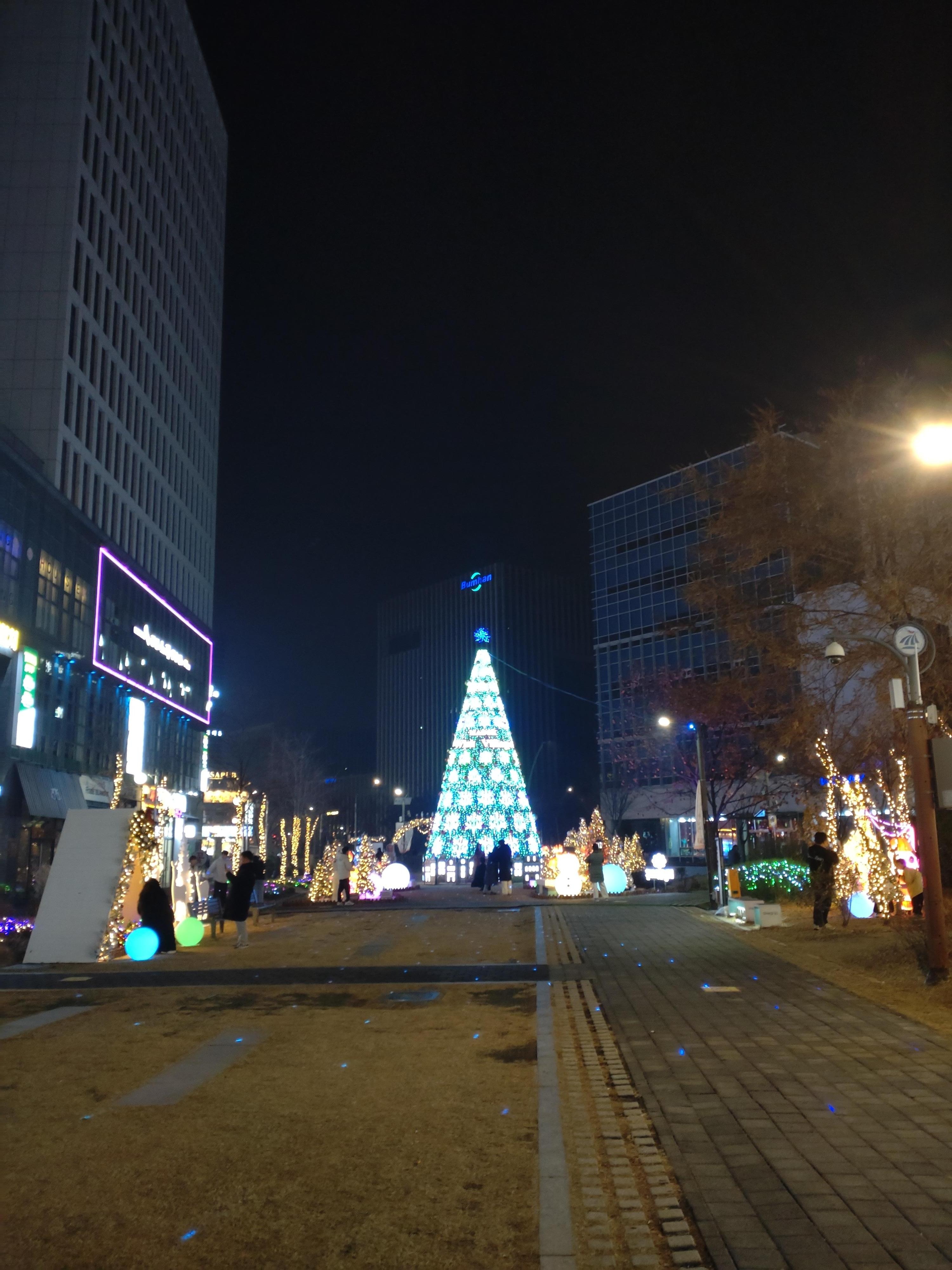 クリスマスシーズンだったこともあり、すぐ下のオープンスペースが綺麗でした