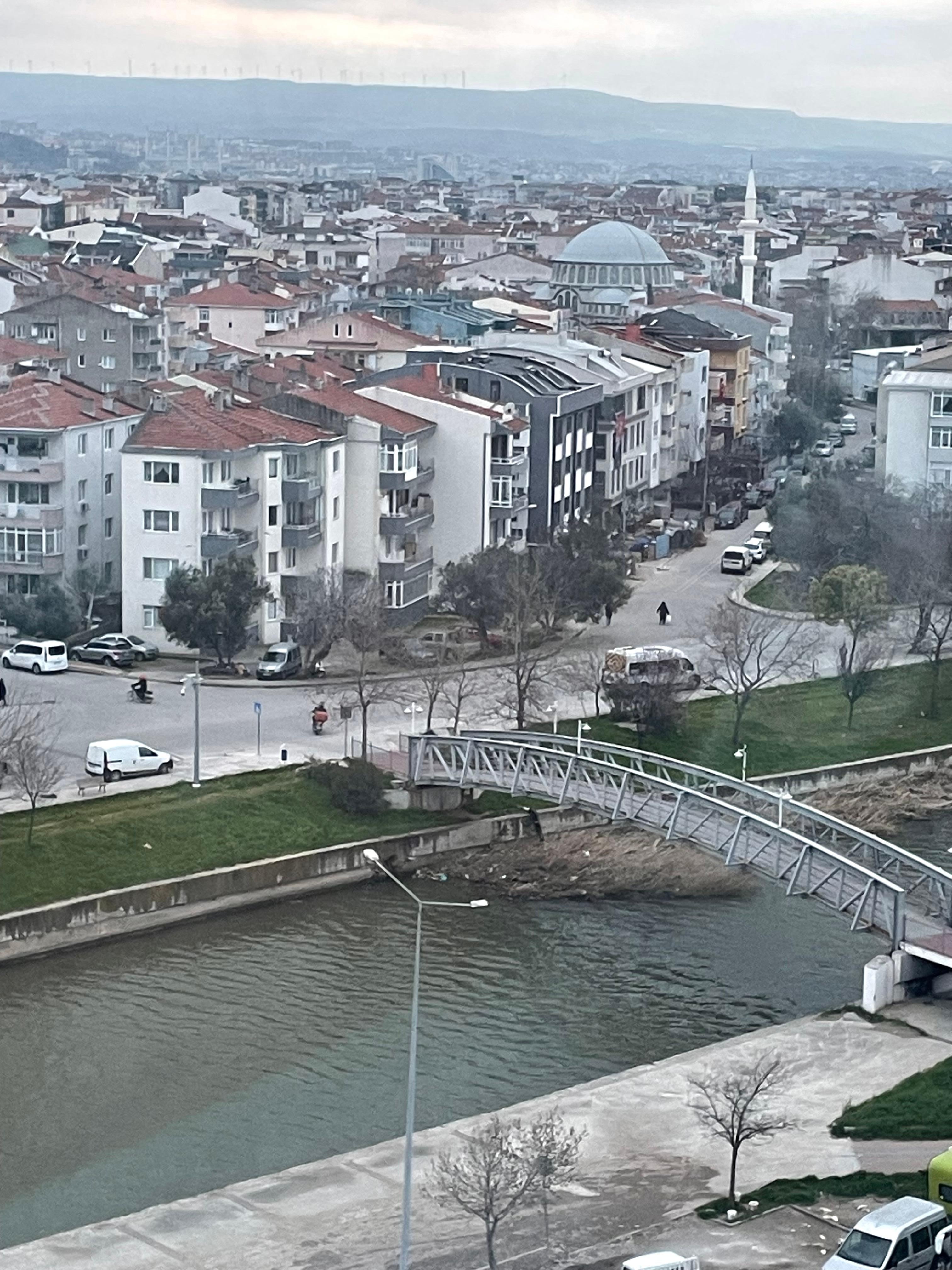 Bu manzarada keyifle yemek yiyiyorsunuz