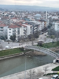 Bu manzarada keyifle yemek yiyiyorsunuz