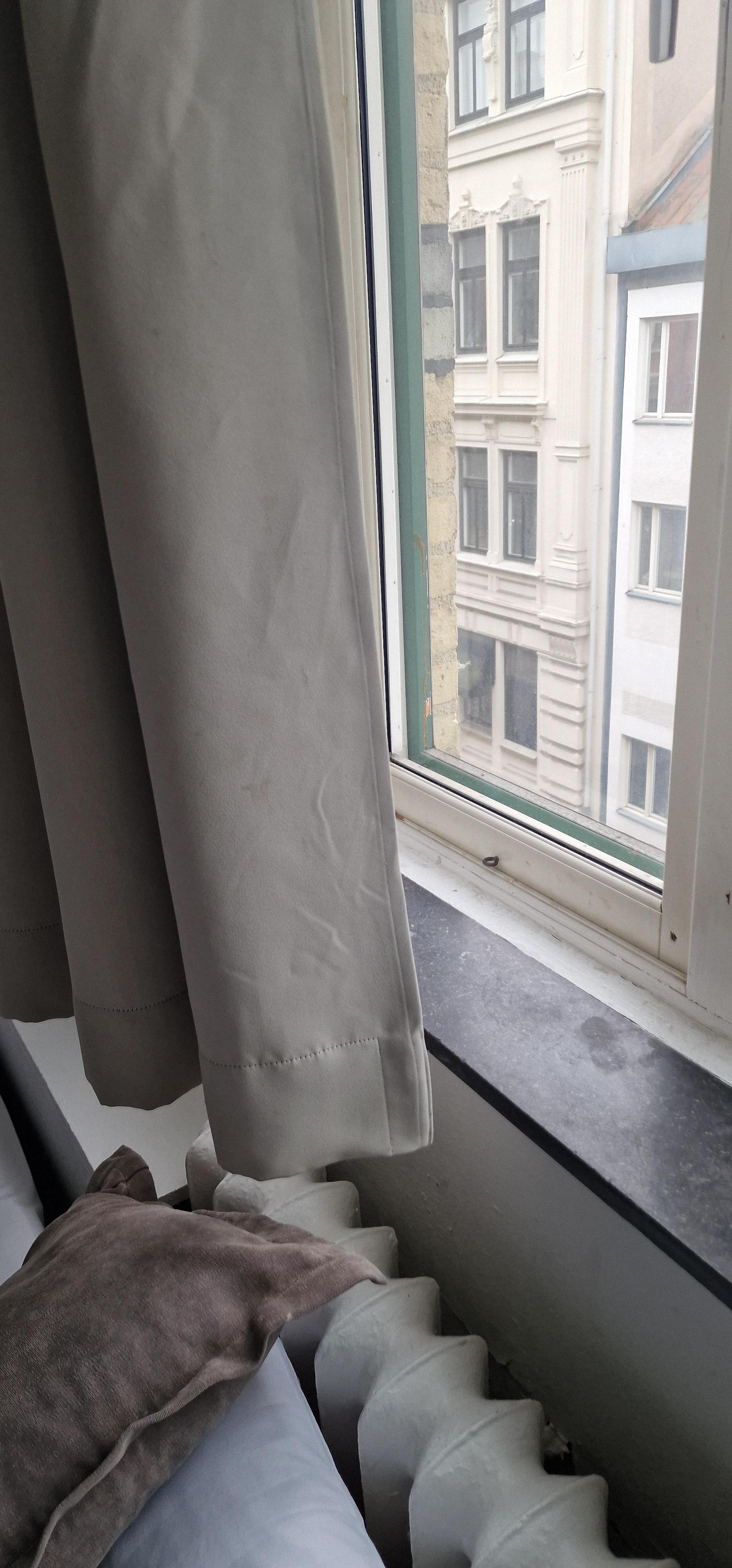 Gardinene hindet svært lite lys inn, men stoppet for innsyn. 