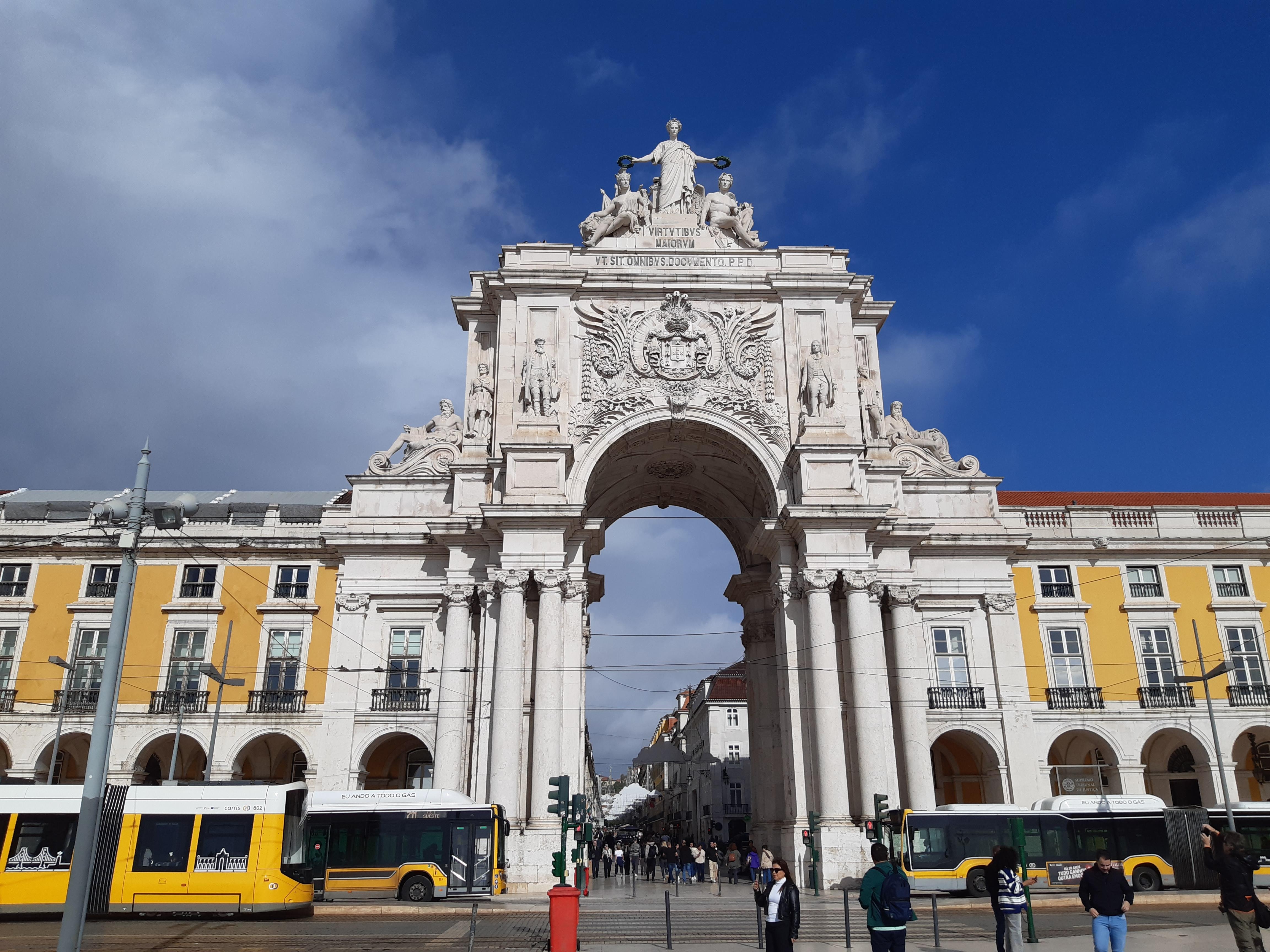 godt en halv times gåtur ned til den flotte plads med buen for enden af gågaderne. 