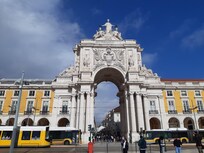 godt en halv times gåtur ned til den flotte plads med buen for enden af gågaderne.