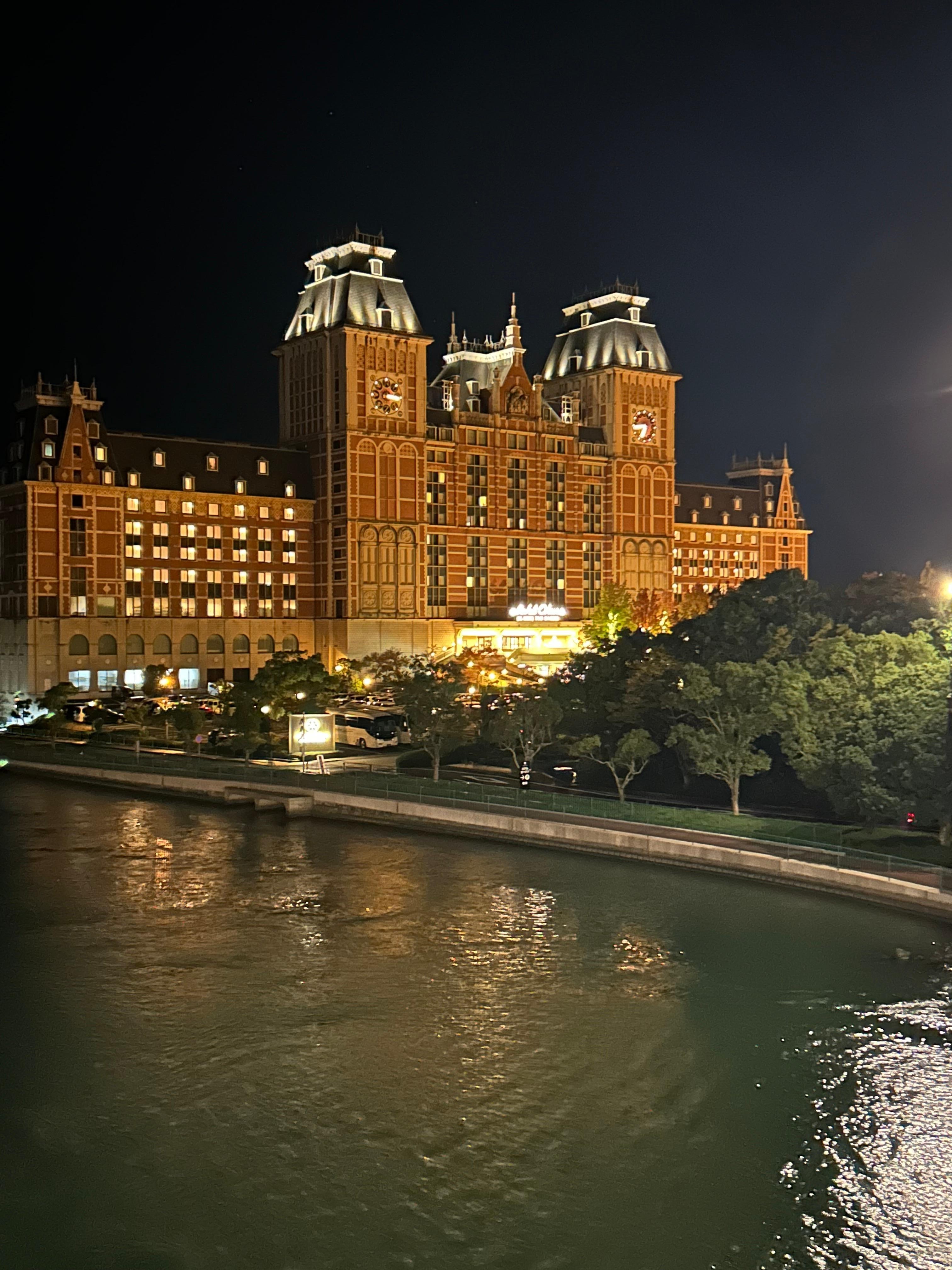 夜のオークラ外観