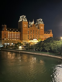 夜のオークラ外観