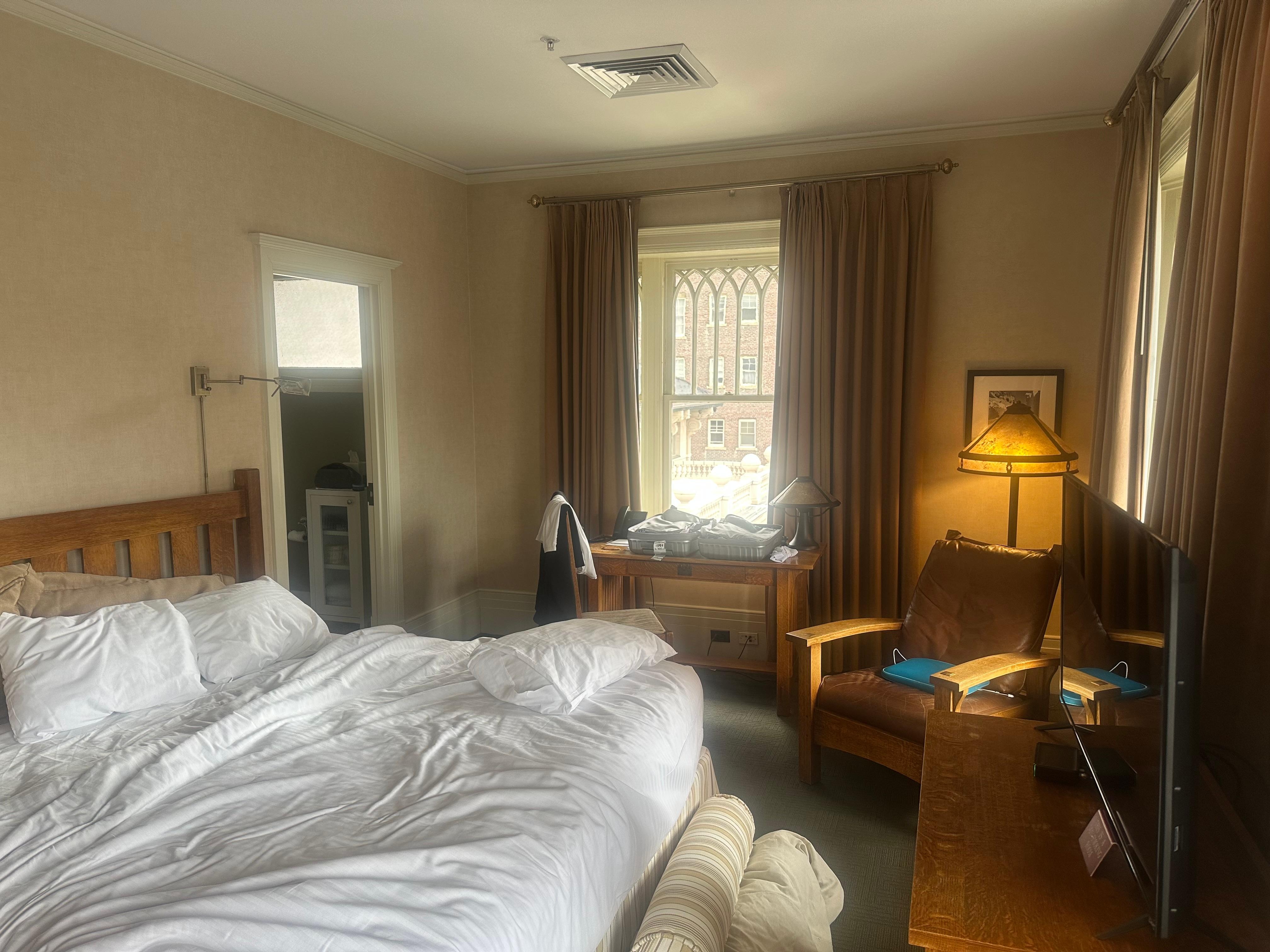 The room is smaller than in pictures 