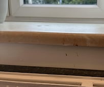 vindueskarm ved spisebord.