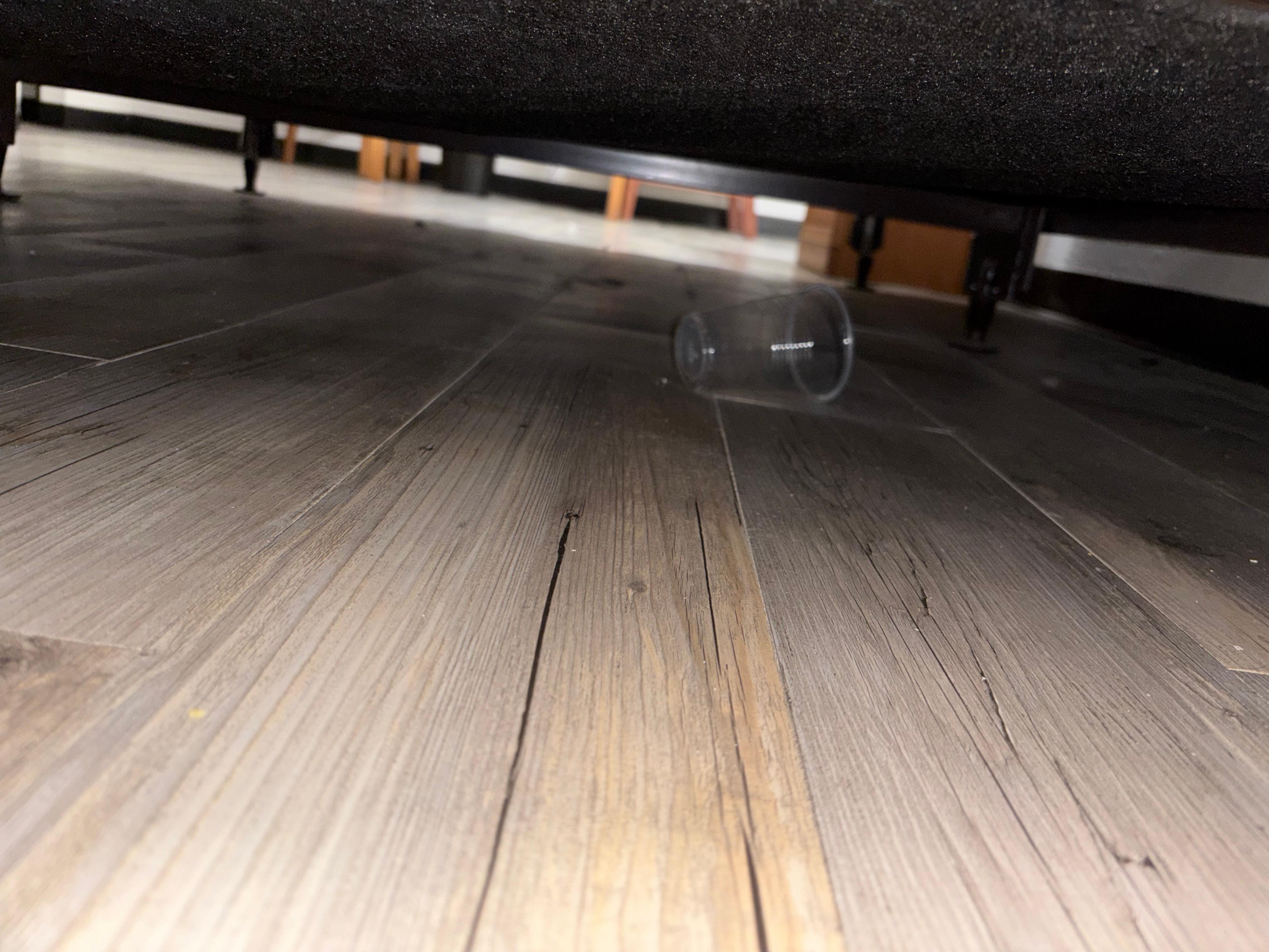 Sucio debajo de la cama