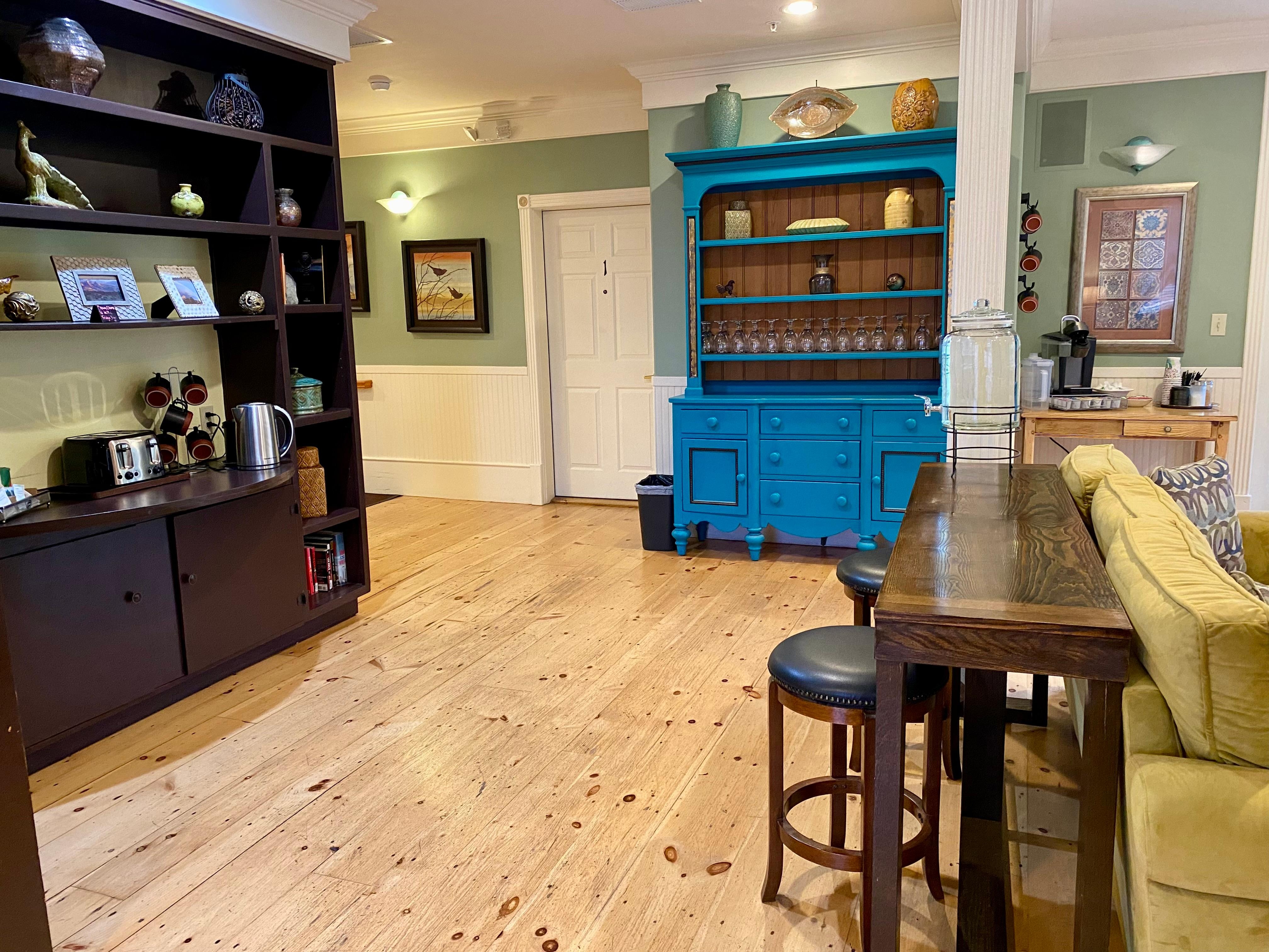 Breakfast Area & Coffee/Tea Bar