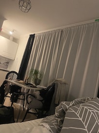 Huoneen saa täysin pimeäksi