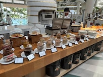 Le buffet (crêpes, pancakes, gaufres et les accompagnements) du petit déjeuné