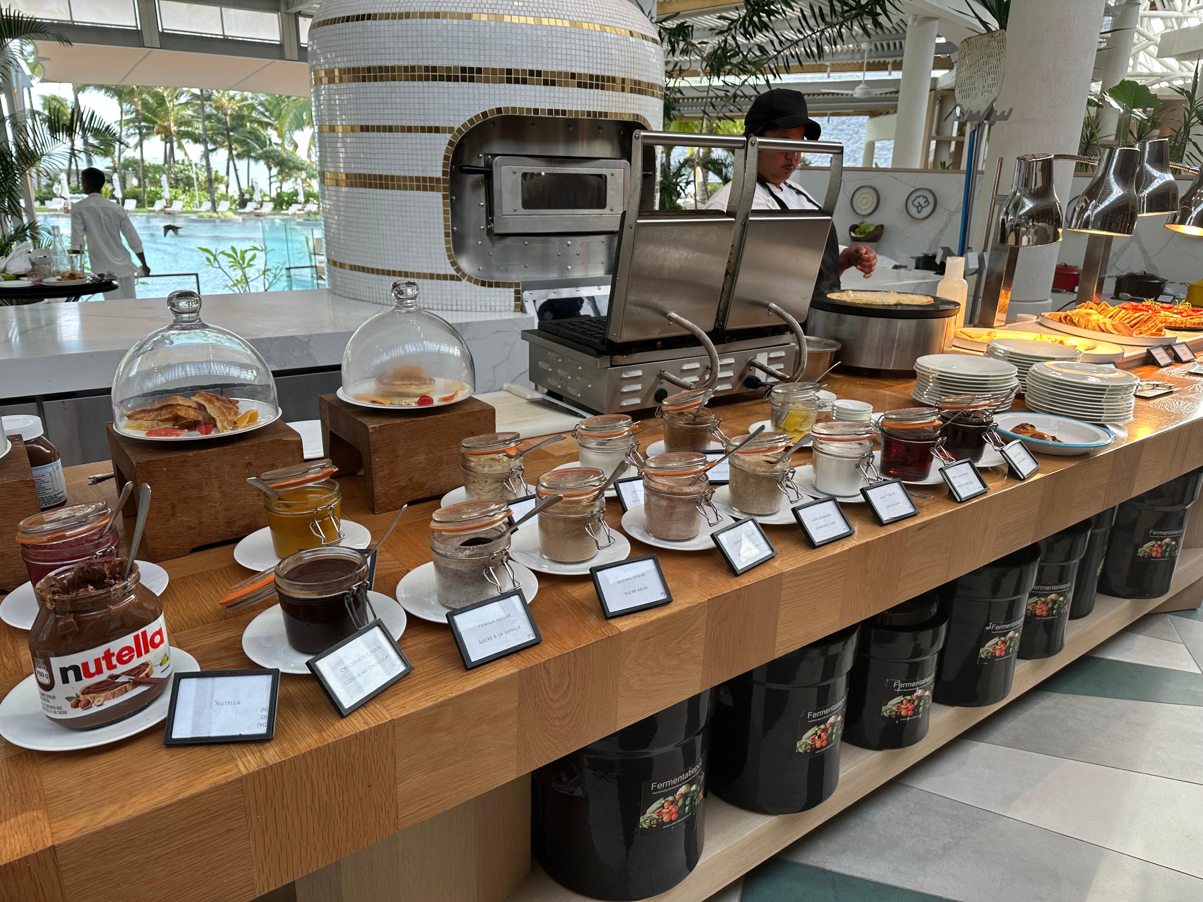 Le buffet (crêpes, pancakes, gaufres et les accompagnements) du petit déjeuné 