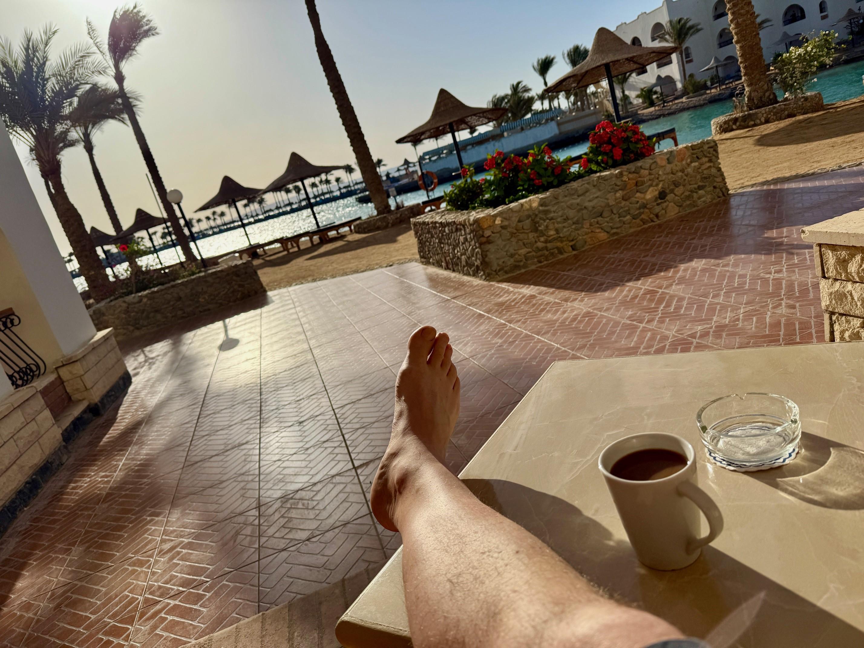 Blick von der eigenen Terrasse vor dem Zimmer aufs Meer