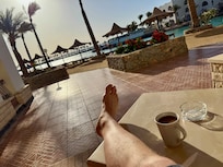 Blick von der eigenen Terrasse vor dem Zimmer aufs Meer