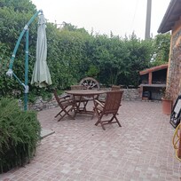 Terrasse vorm Haus.