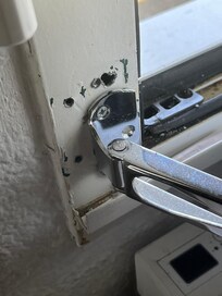 Suite à un cambriolage. Jamais réparé.