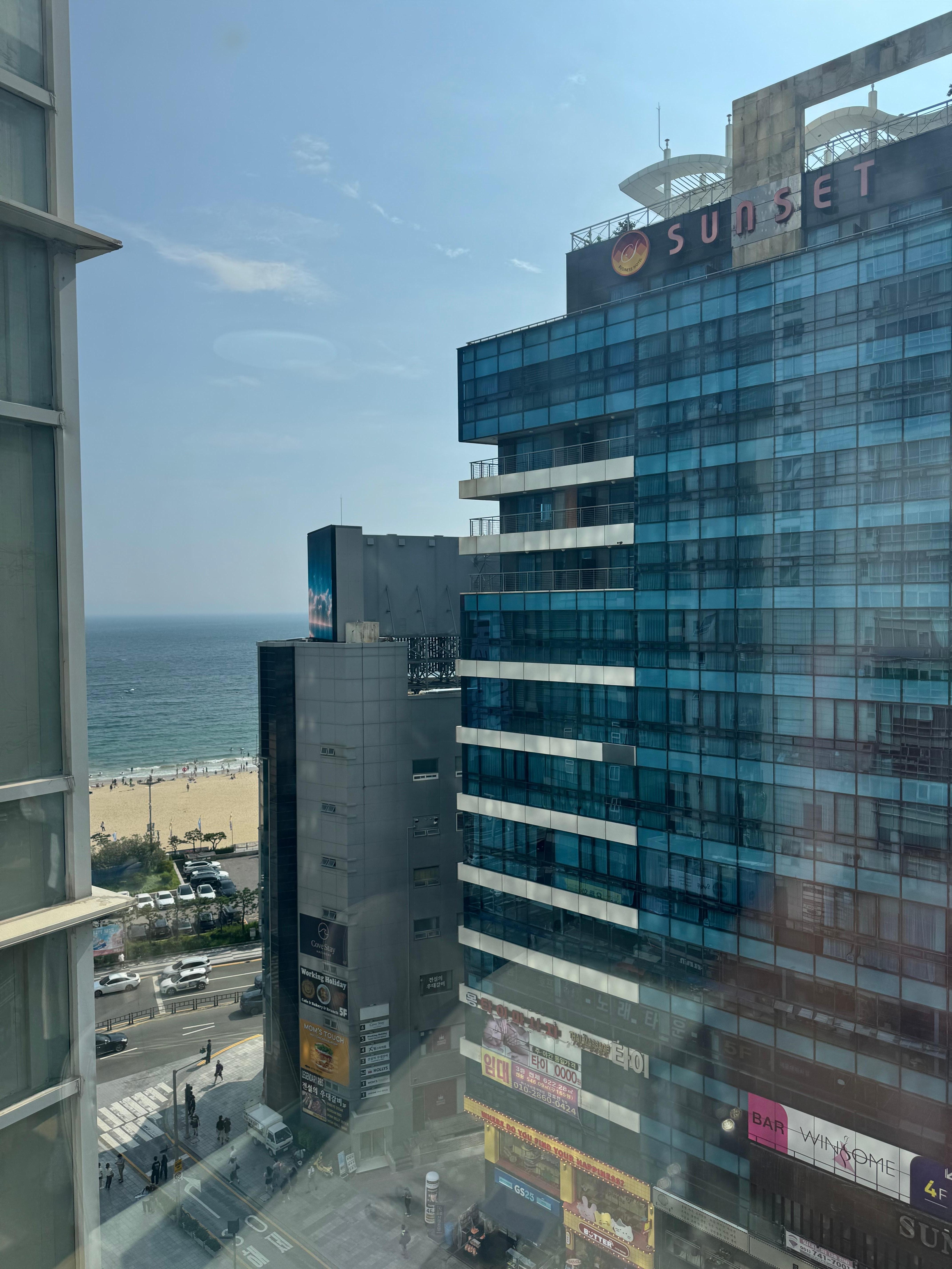 뷰 옵션이 없는 룸인데도 살짝 바다가 보인다