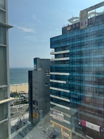 뷰 옵션이 없는 룸인데도 살짝 바다가 보인다