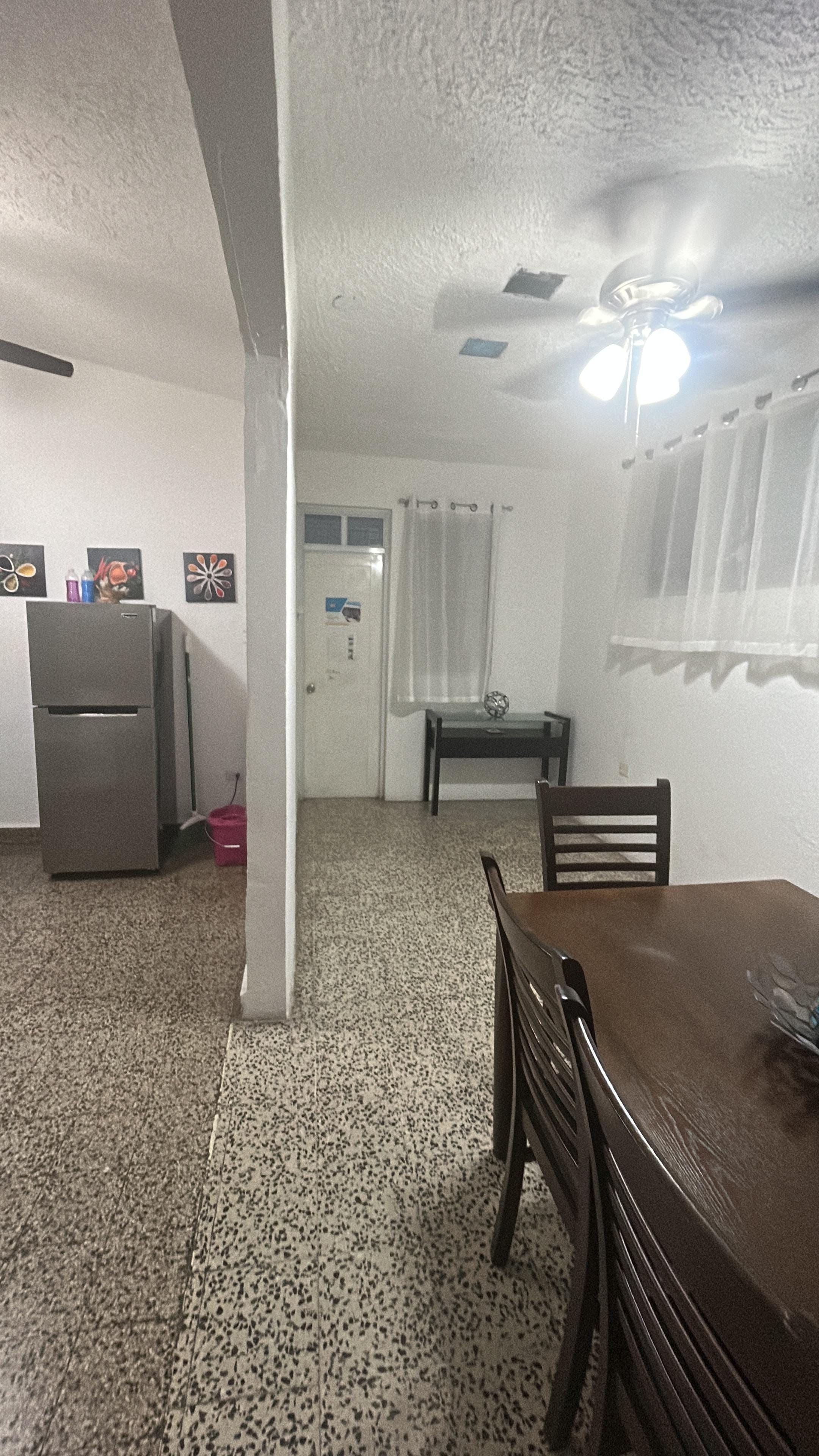 Eso es entre la cocina el conservador y puerta de salida 