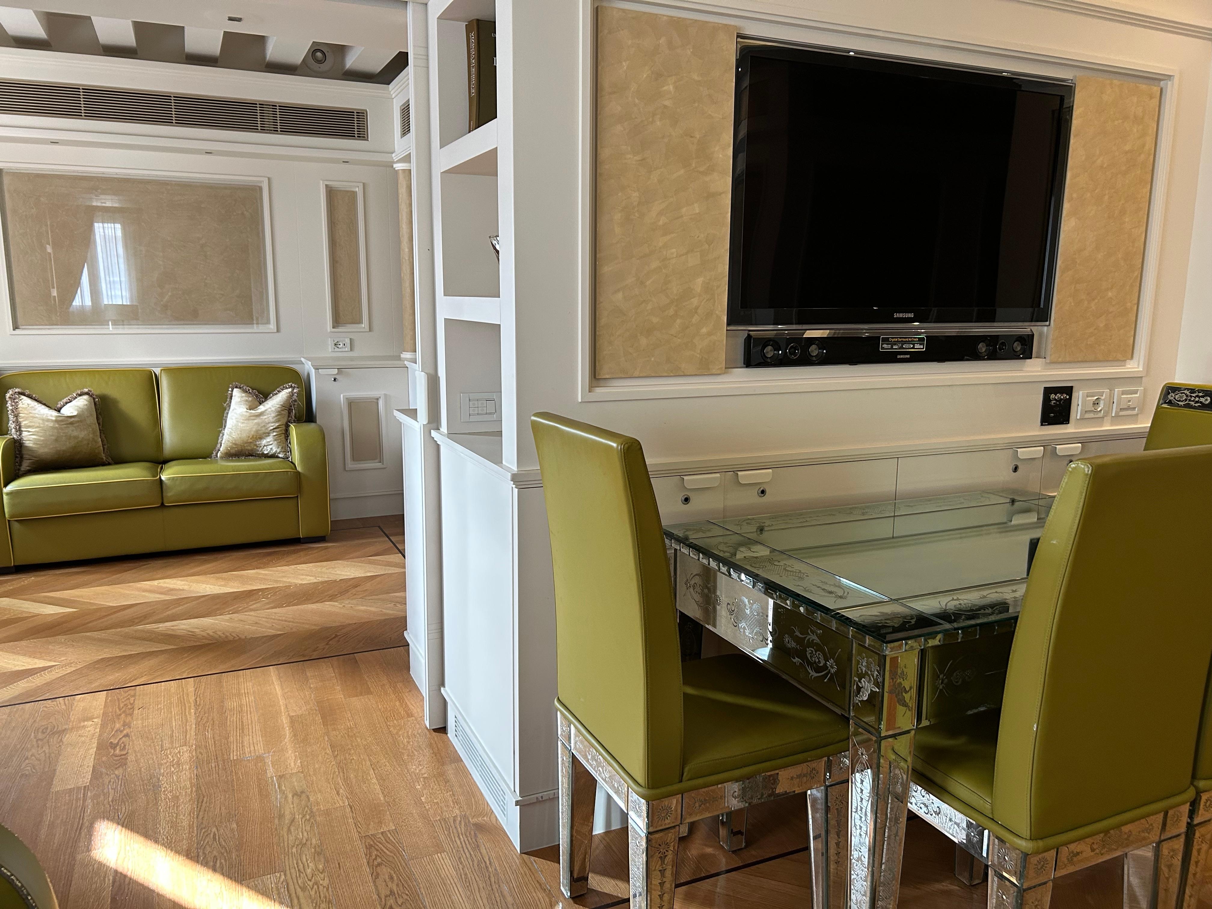 ソファもあり、2箇所にあり、広々しています。