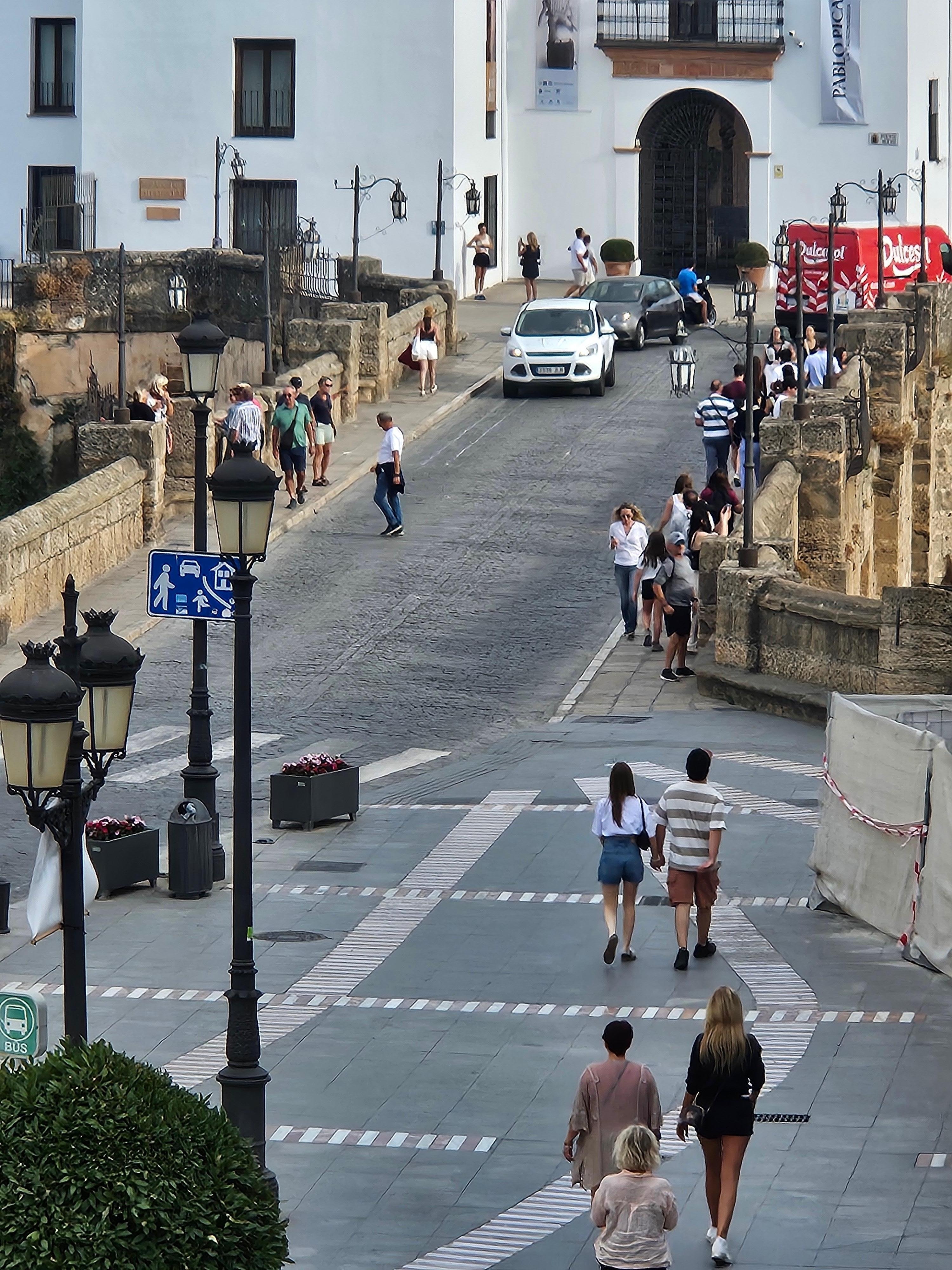 창문 밖 누에보 다리