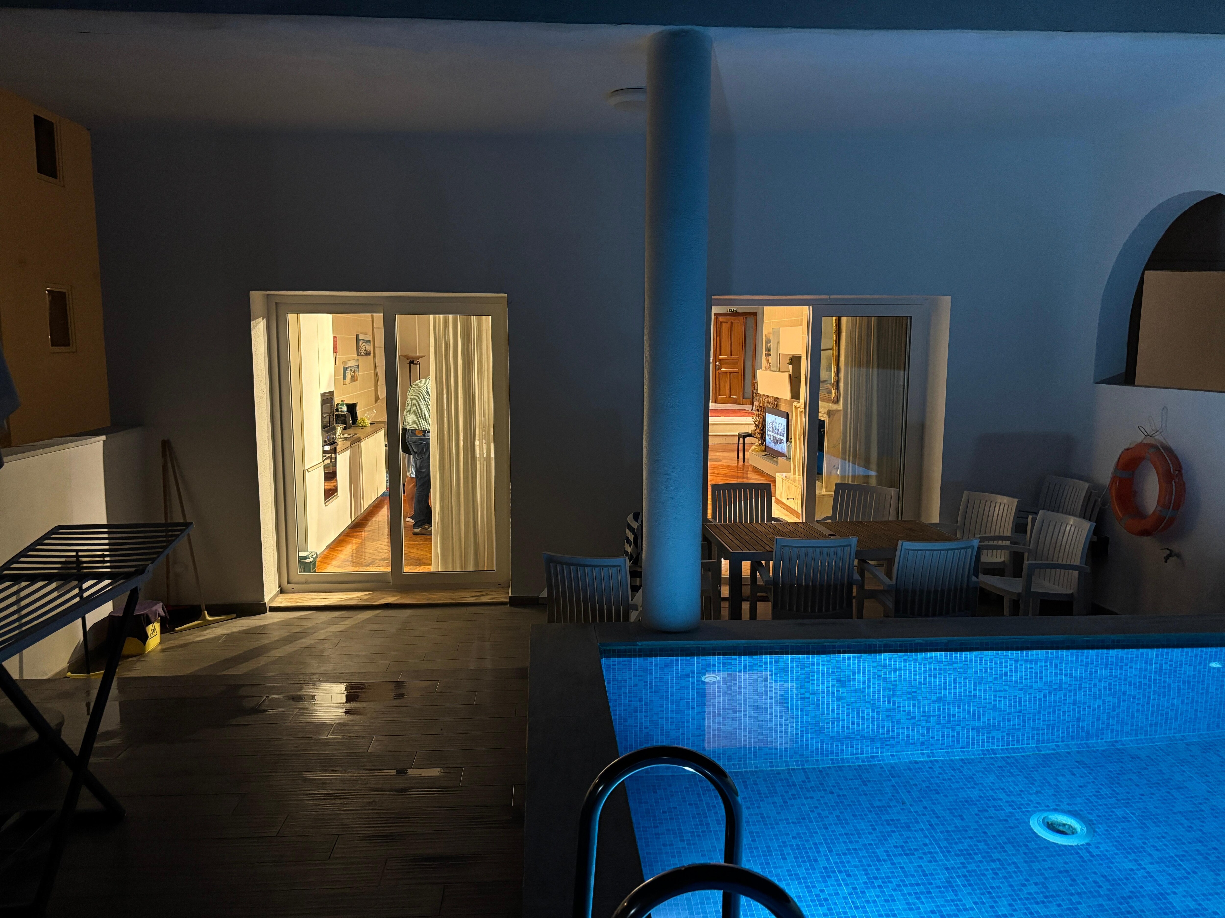 Schöner großer Wohnraum mit 2 Türen nach draußen - einfach genial !!