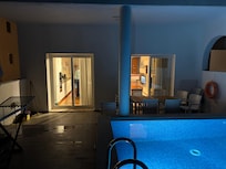 Schöner großer Wohnraum mit 2 Türen nach draußen - einfach genial !!