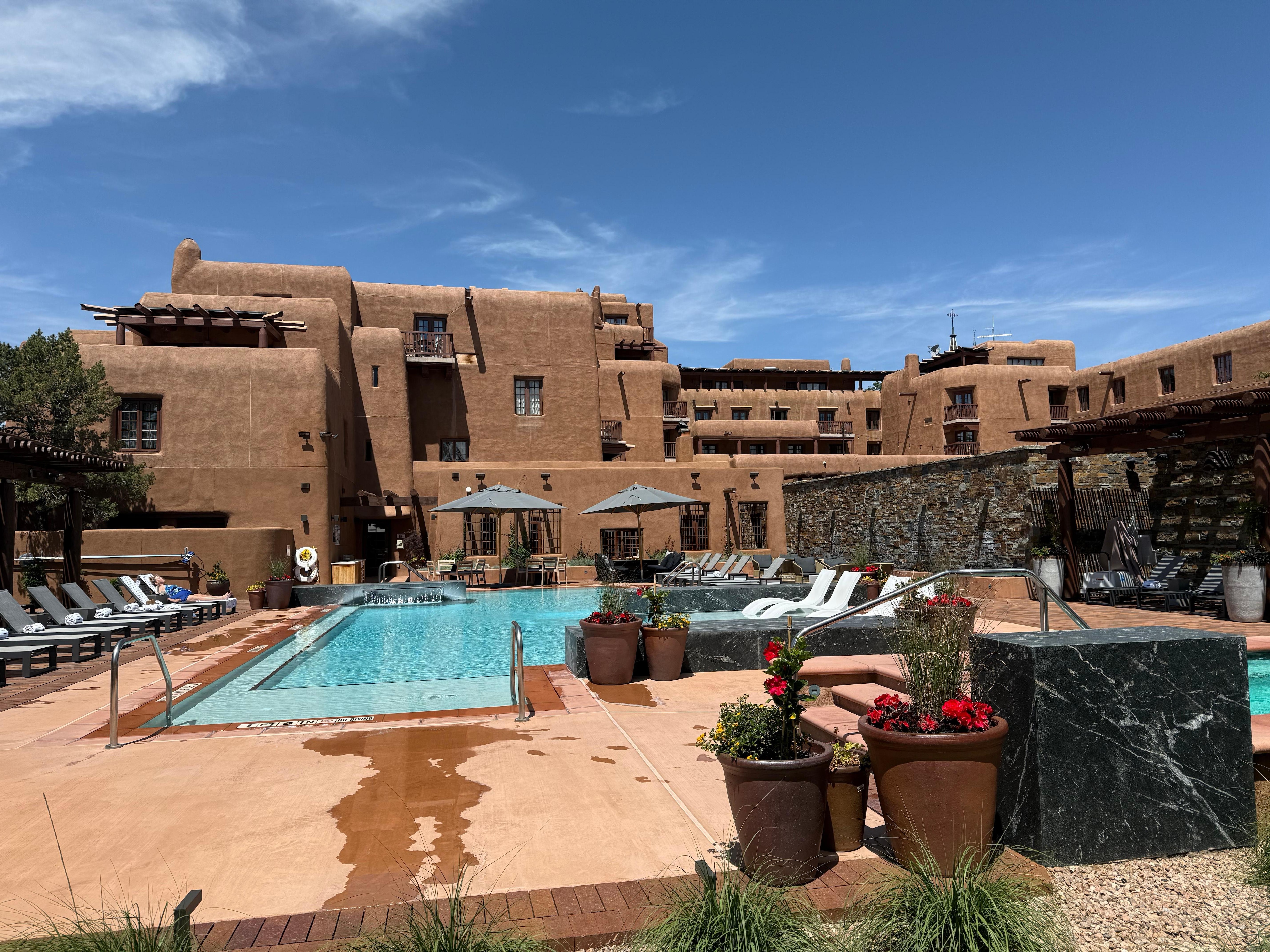Pool area with food and drink service