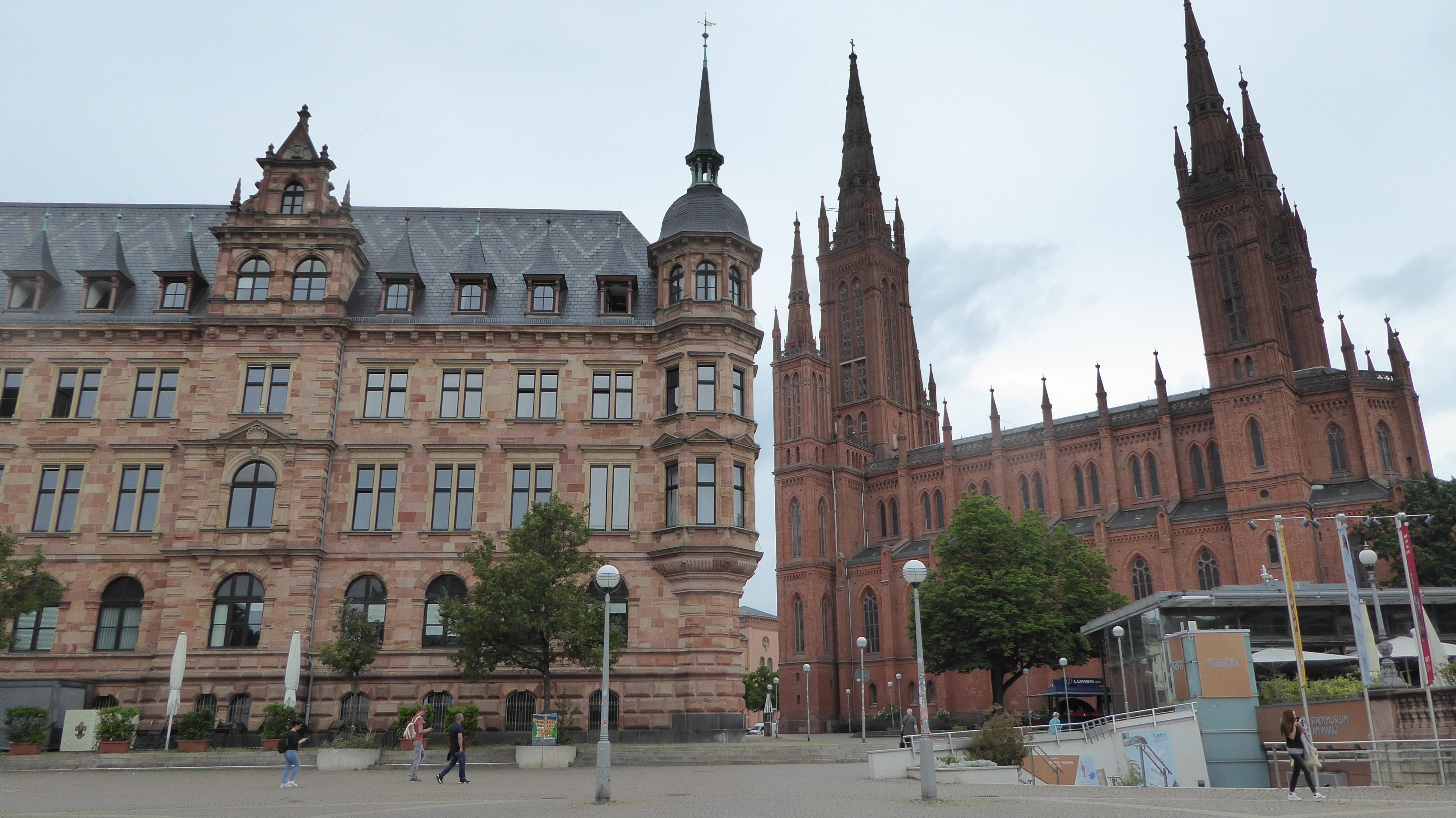 Rathaus und Kirche Wiesbaden