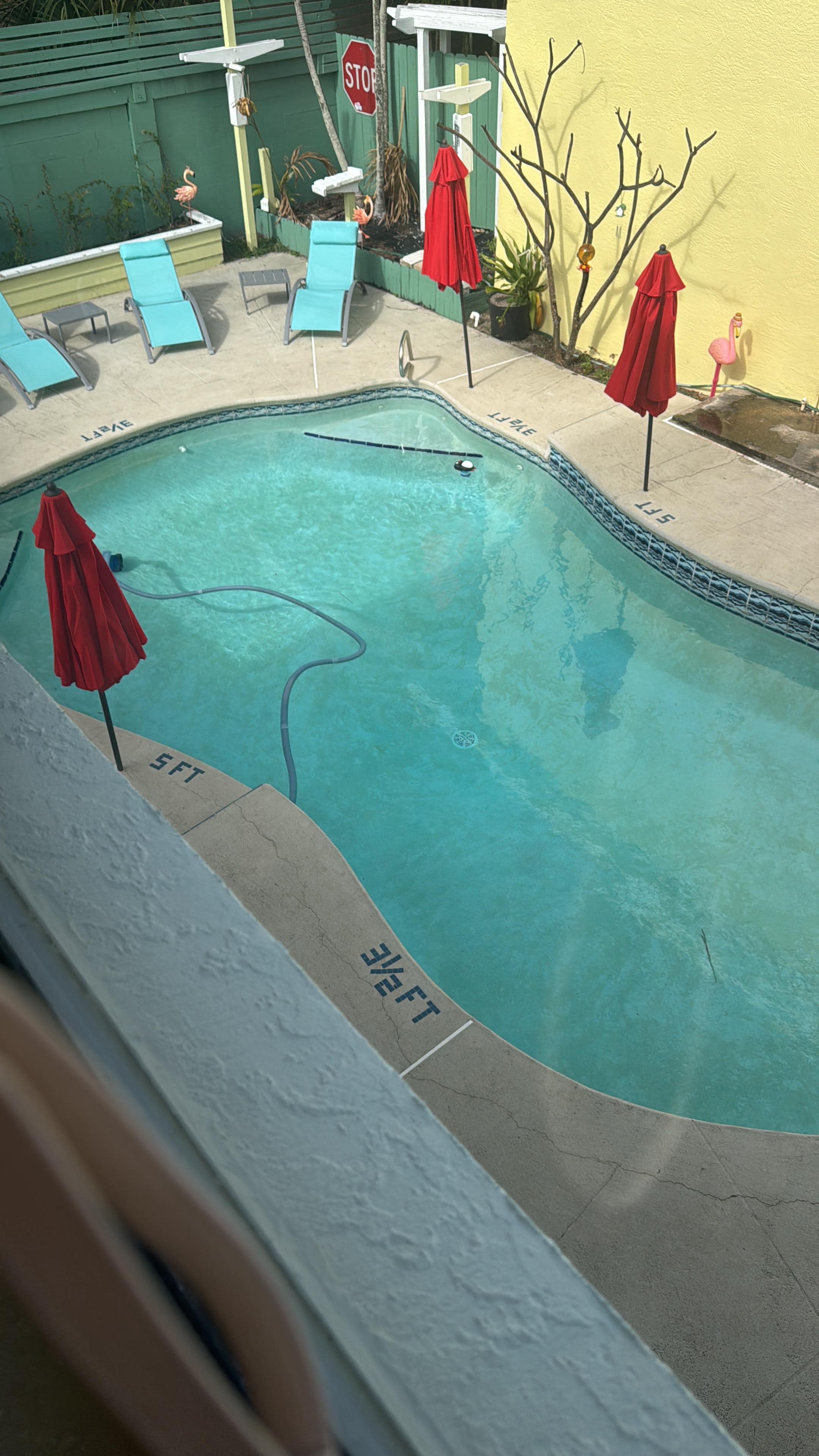 Nice view from the room to the pool. 