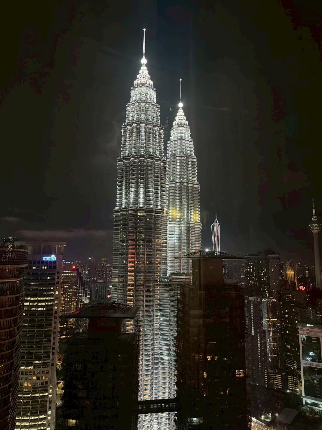 窓から見たペトロナスツインタワー