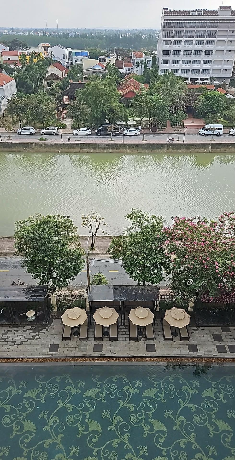 Udsigt til floden og en af hotellets pools