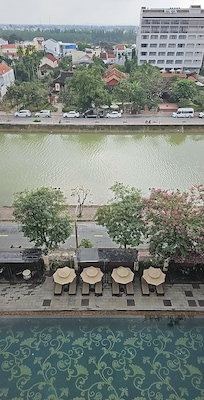 Udsigt til floden og en af hotellets pools