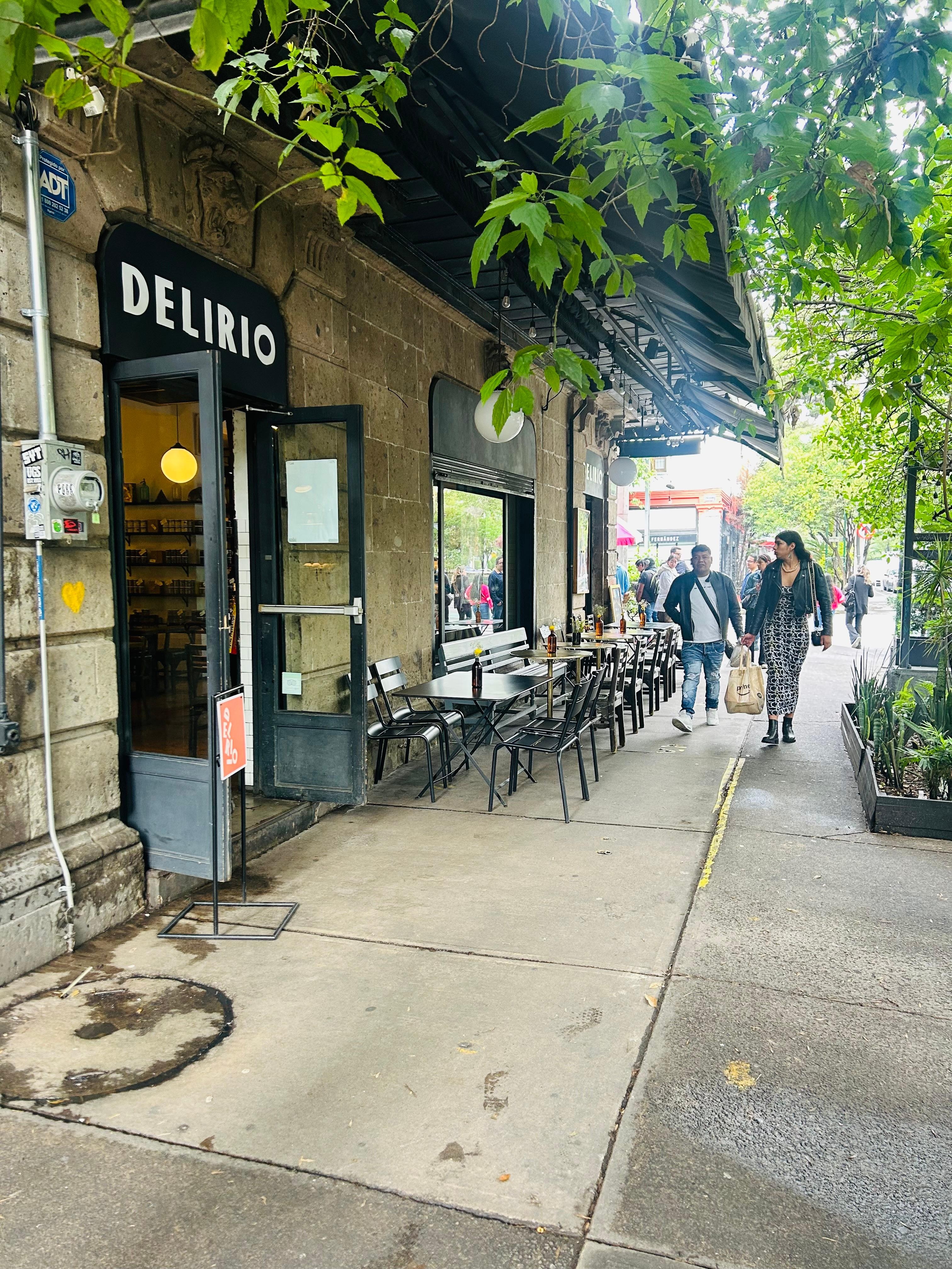 Coffe shops everywhere walking distance 