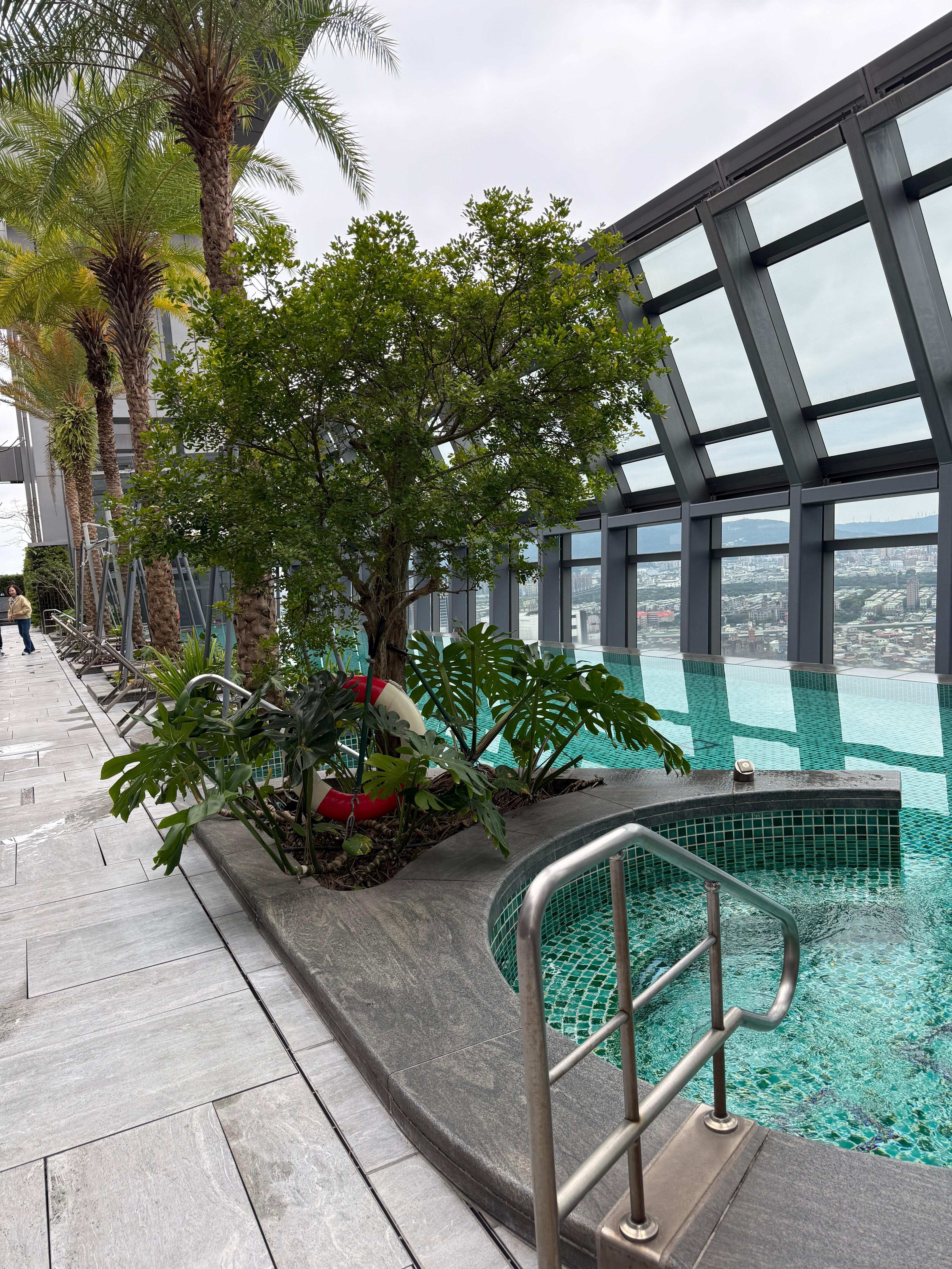 32的游泳池景觀很棒