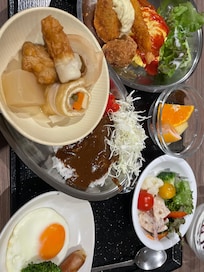 朝食はハントンライスとカレーライス。海鮮丼までは無理でした