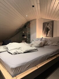 Recámara en planta alta. Techo bajo.