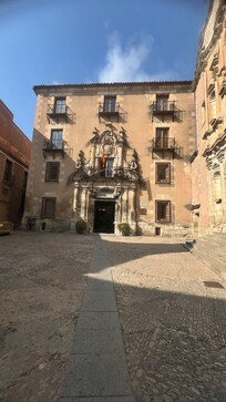 Plaza de la Merced y frente del hotel.