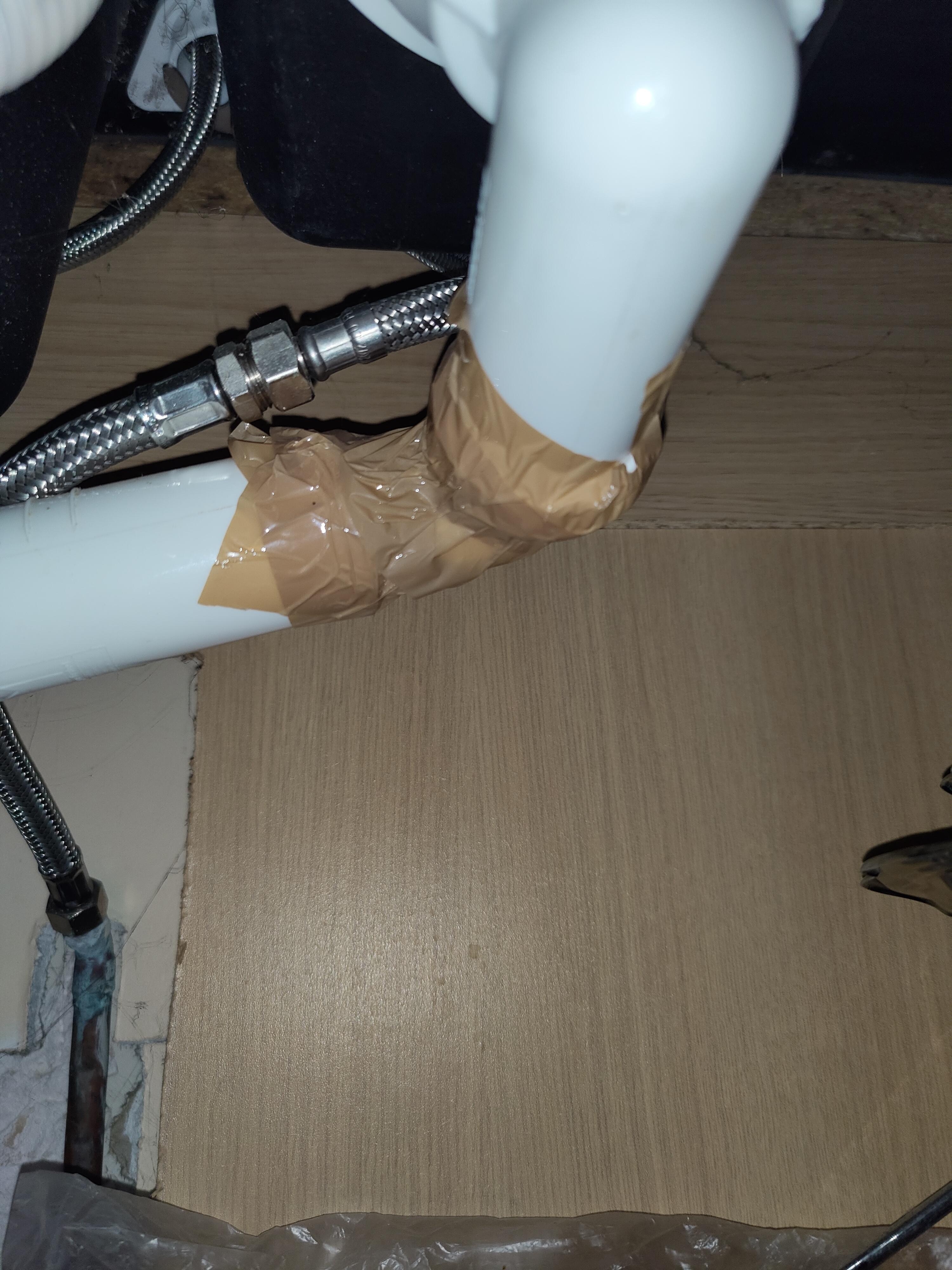 Les évacuations du dessous dévier cuisine.
Pas professionnel du tout.