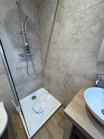 On est dans la douche et on peux se brosser les dents en même temps