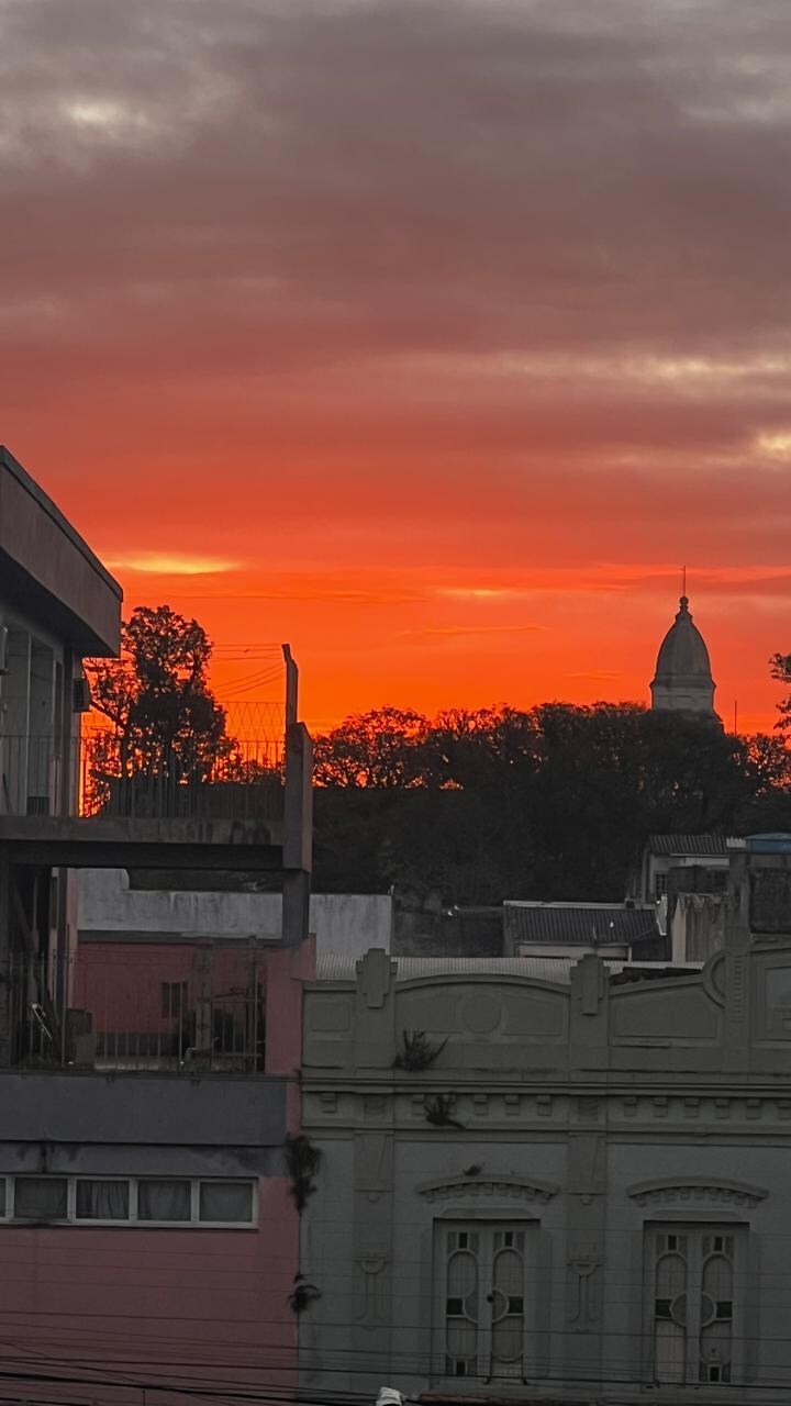 Por do sol da janela do quarto onde se vê as duas abobadas da Santa Casa de Misericórdia de Pelotas.