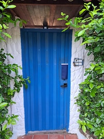 Entrance with doorbell, no body answer either shewed up
