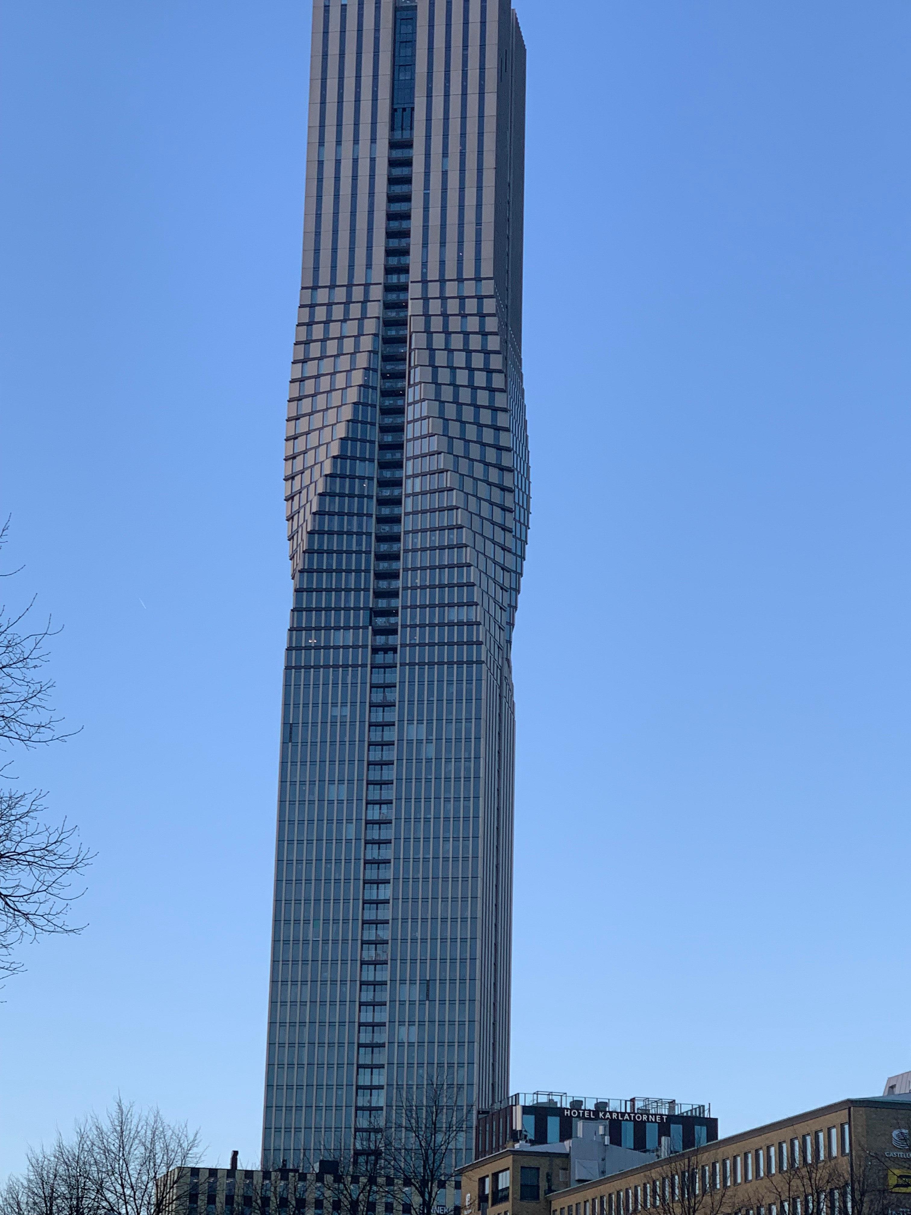 Hotel Karlatornet som reser sig mot himlen