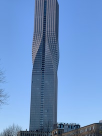 Hotel Karlatornet som reser sig mot himlen