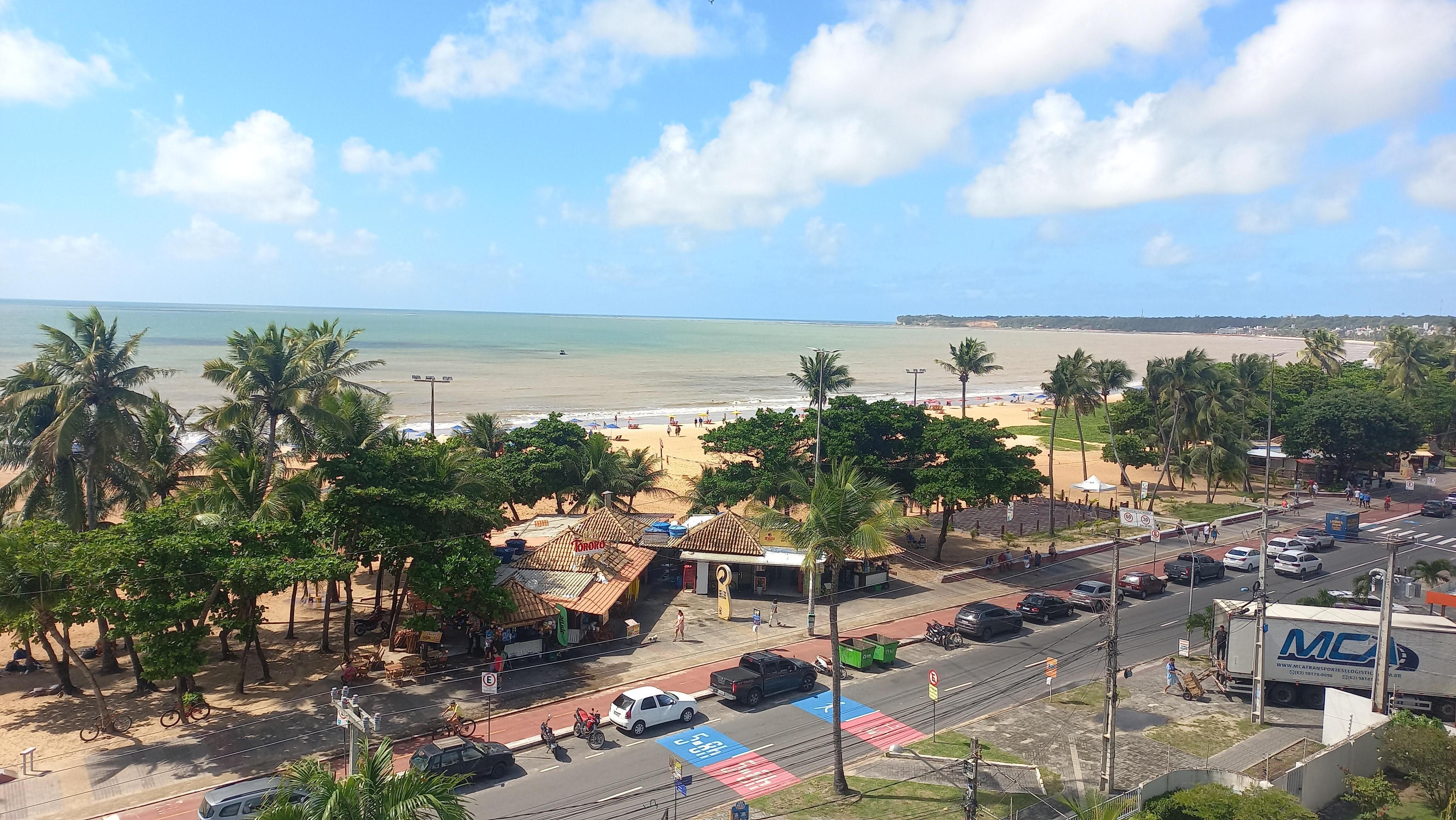 Área da piscina com vista da Orla de Cabo Branco 