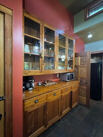 Beautiful design elements - these glass cabinets were great for helping you easily find kitchen items.