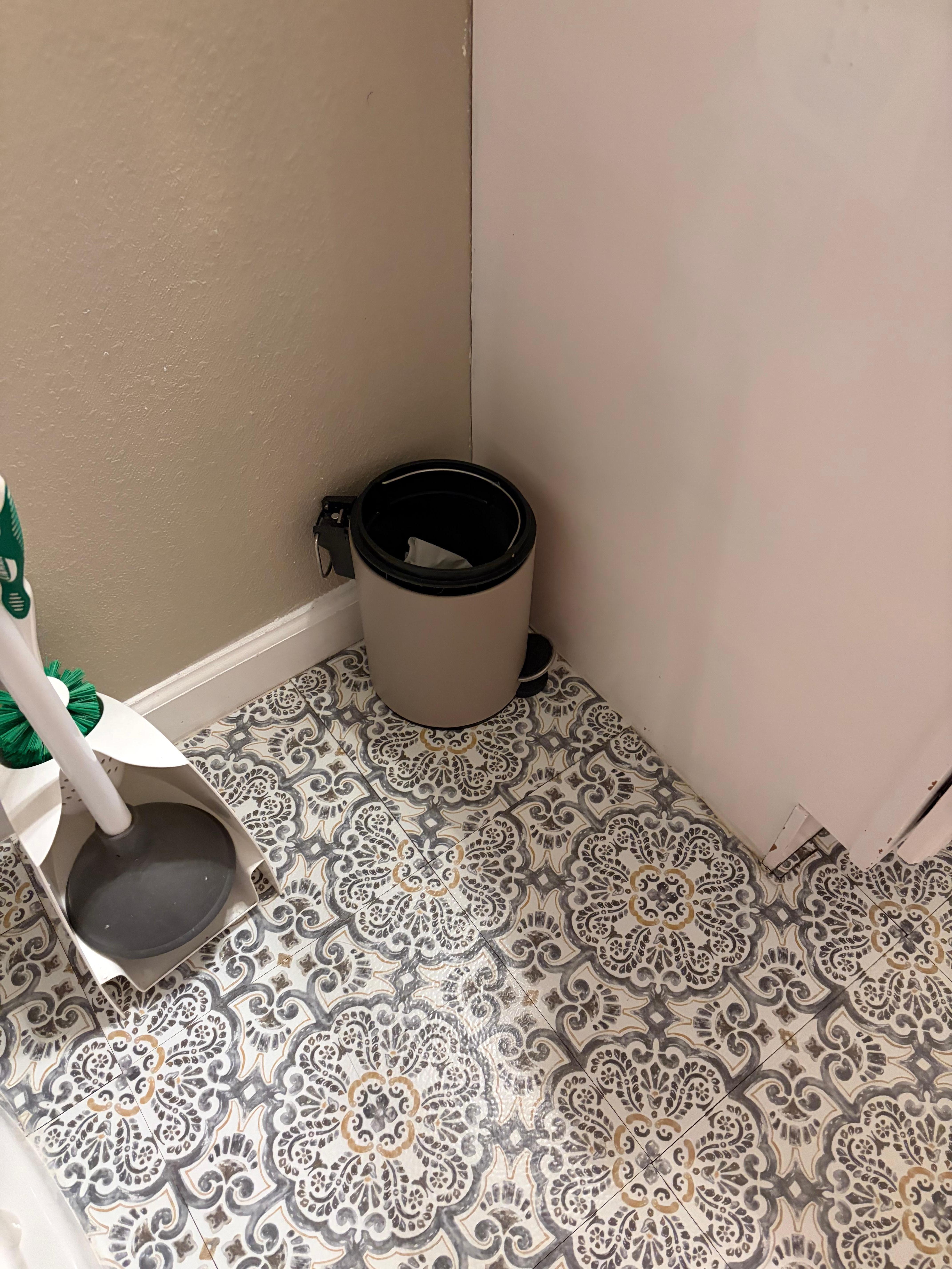 Smoke detector/carbon monoxide detector non existent but in house description. That’s in kitchen!!