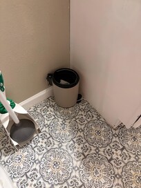 Smoke detector/carbon monoxide detector non existent but in house description. That’s in kitchen!!