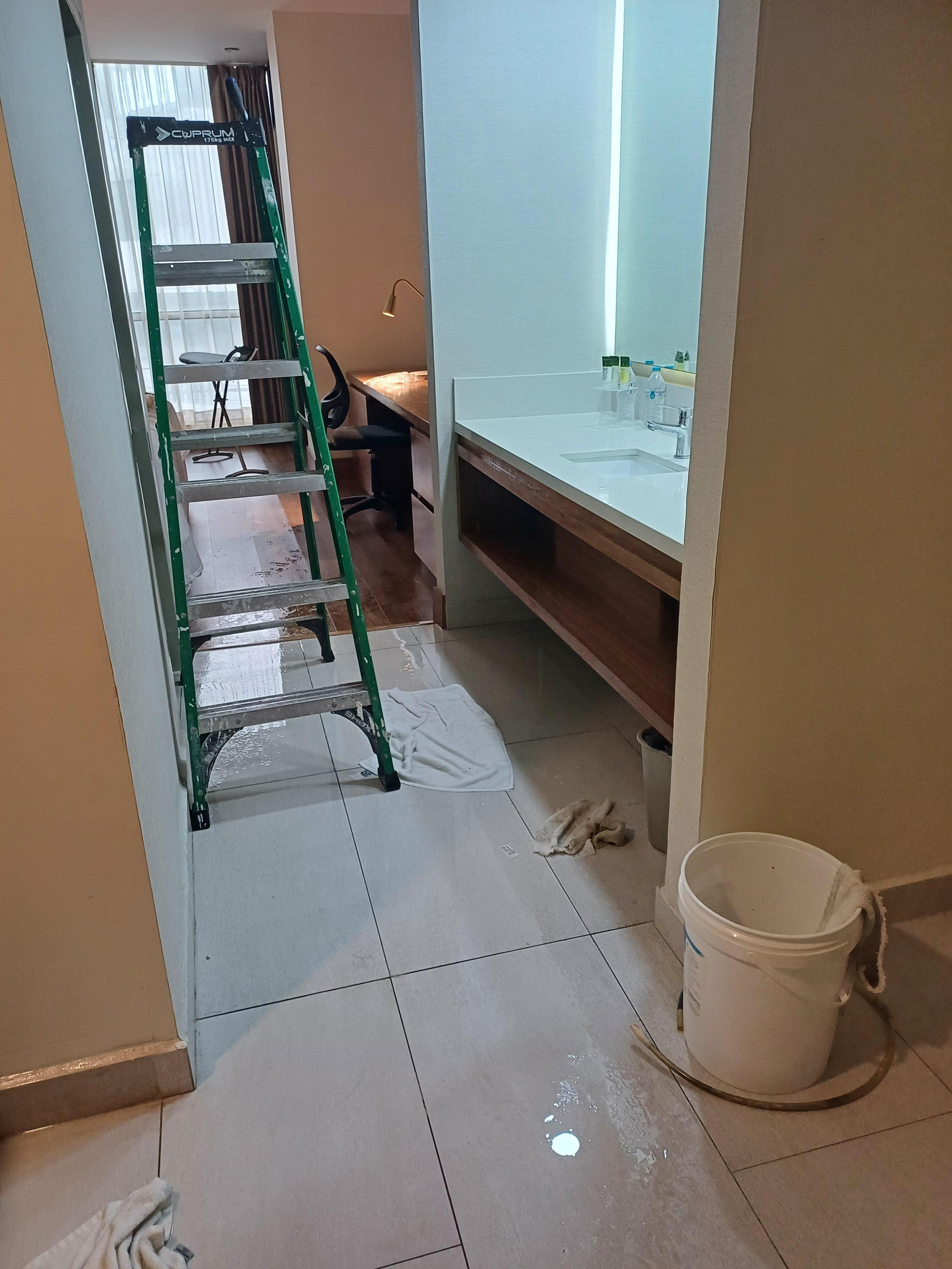 Estaba lleno de agua fue una experiencia desagradable por que parecía que estaba lloviendo dentro de la habitacion