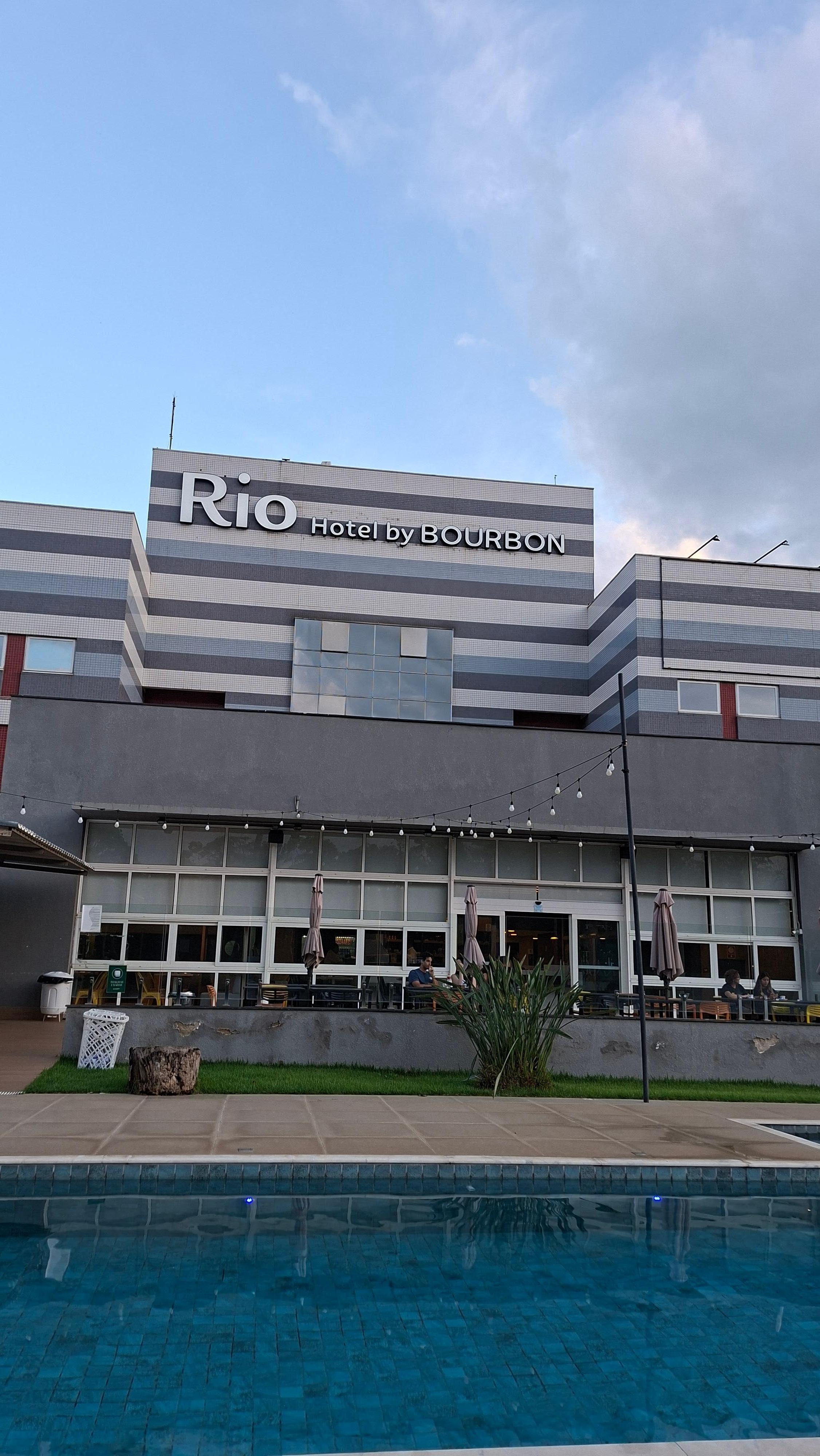 Arera da piscina e fachada do hotel 