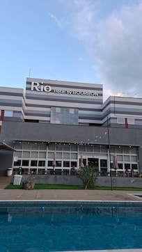 Arera da piscina e fachada do hotel